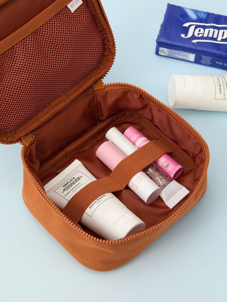 BT21 SHOOKY BASIC MULTI POUCH (S) sac multi-poches marron LINE FRIENDS, intérieur avec cosmétiques sur fond clair.