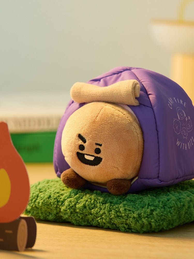 BT21 SHOOKY DOLL CAMPFIRE, peluche officielle LINE FRIENDS de SHOOKY sur plaid vert, ambiance douce chambre