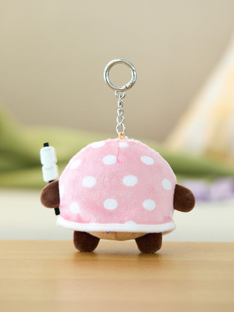 BT21 SHOOKY DOLL KEYRING CAMPFIRE, porte-clés LINE FRIENDS SHOOKY en peluche rose à pois sur fond doux.