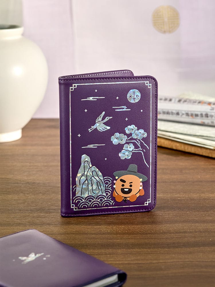BT21 SHOOKY Premium K Edition Mother-of-pearl Graphic Passport Case LINE FRIENDS, étui passeport violet sur table.