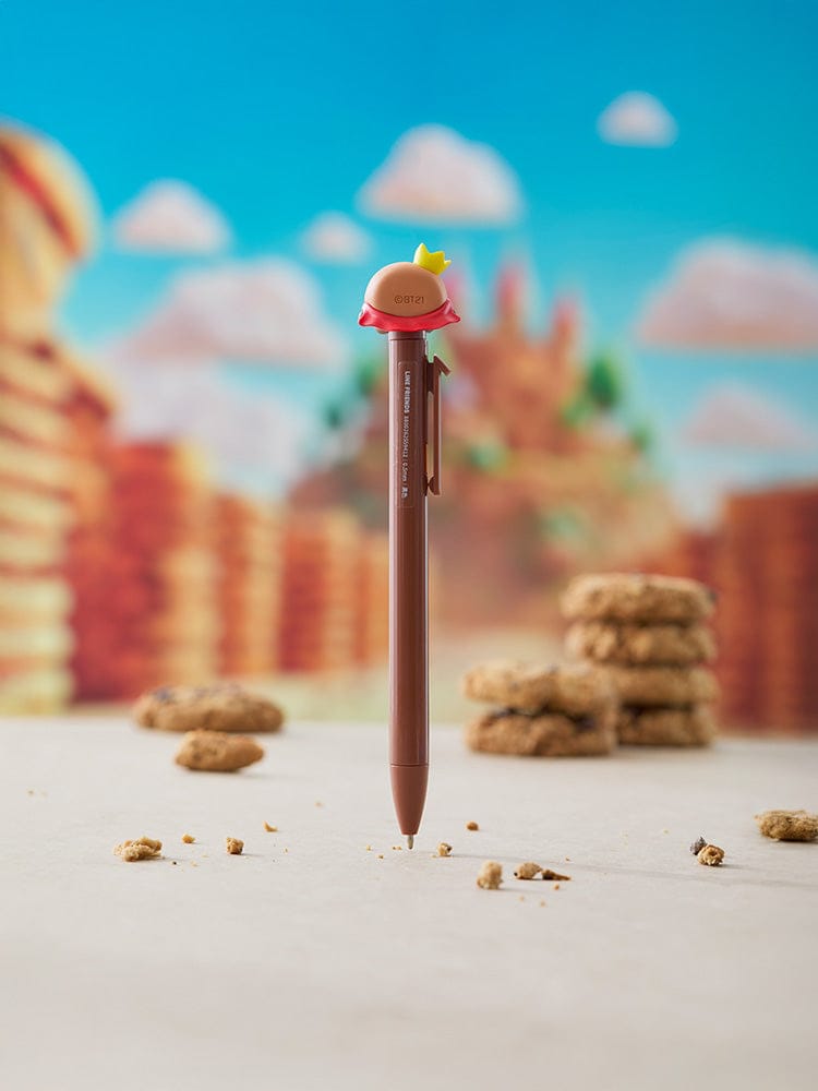 BT21 SHOOKY THE KING FIGURE PEN officiel LINE FRIENDS, stylo figurine SHOOKY sur bureau, décor d’école et cookies.