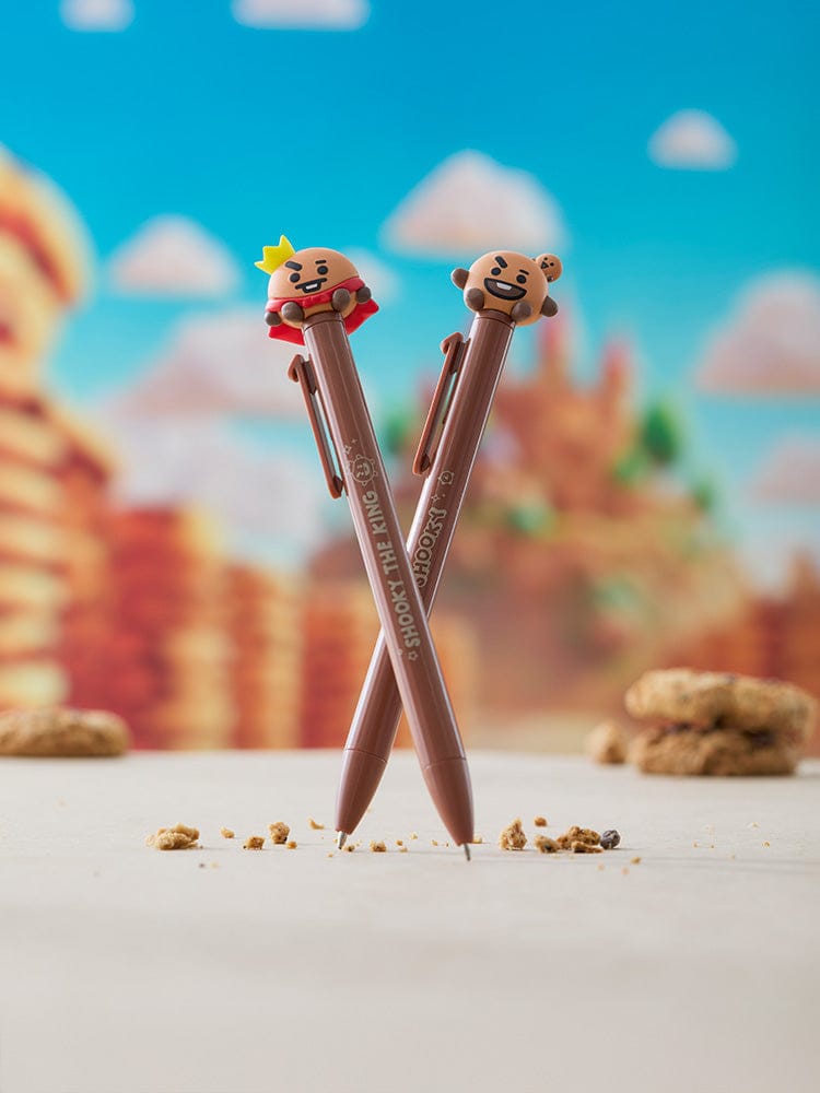 BT21 SHOOKY THE KING FIGURE PEN de LINE FRIENDS : stylo figurine SHOOKY sur décor paysage, ambiance ludique école/bureau.