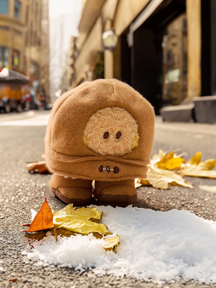 BT21 SHOOKY minini DOLL BOOTS EDITION : peluche SHOOKY en mini chapeau, neige et feuilles, décor urbain en extérieur.