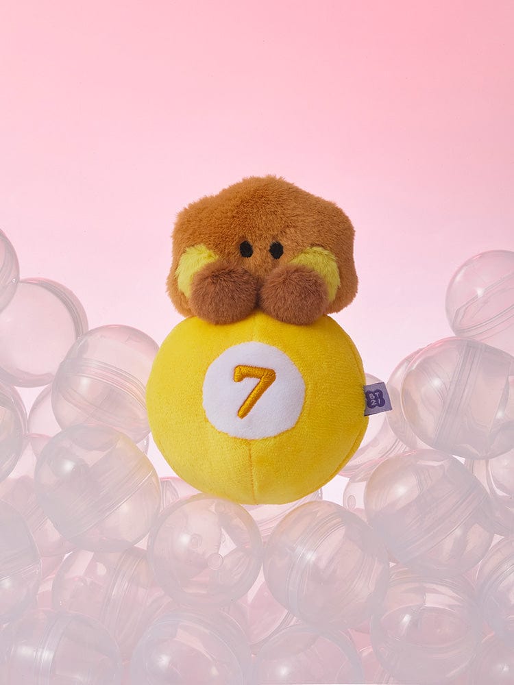 BT21 SHOOKY minini PLUSH LUCKY GATCHA, peluche SHOOKY sur fond rose avec balles transparentes, décor chambre