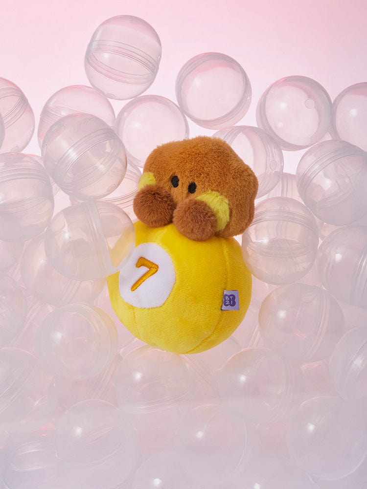 BT21 SHOOKY minini PLUSH LUCKY GATCHA, peluche SHOOKY jaune sur fond rose avec balles en plastique, style mignon.