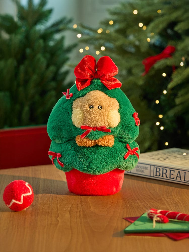 BT21 SHOOKY minini TREE PLUSH PETITE HOLIDAY, peluche de la marque BT21 sur fond sapin et décorations de Noël
