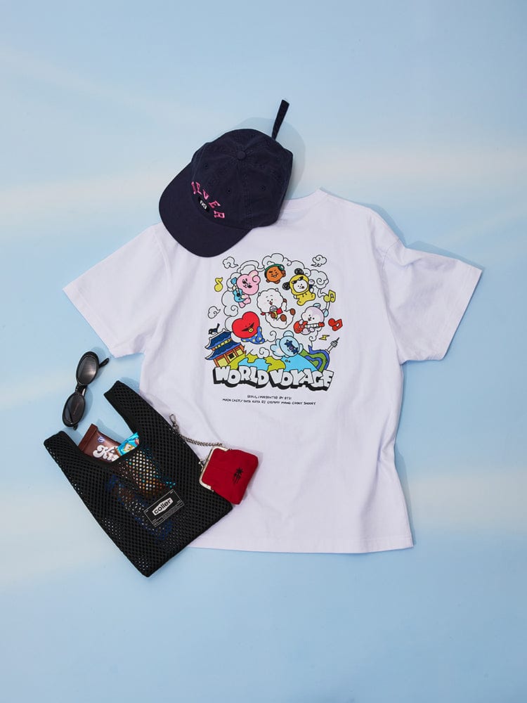 BT21 SHORT SLEEVE T-SHIRT WHITE WORLD VOYAGE : t-shirt blanc officiel LINE FRIENDS avec personnages BT21 sur fond bleu ciel.