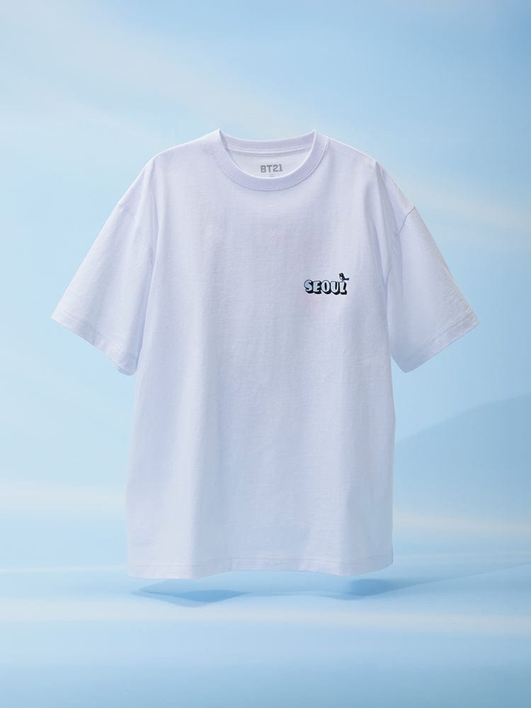 BT21 SHORT SLEEVE T-SHIRT WHITE WORLD VOYAGE, T-shirt blanc officiel LINE FRIENDS, personnage sur fond ciel bleu