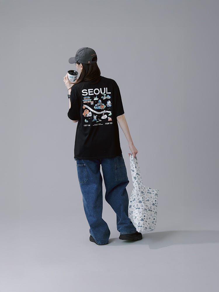 BT21 SHORT SLEEVE T-SHIRTS SEOUL EDITION ver.1 (BLACK) LINE FRIENDS : modèle de dos en studio, visuel SEOUl et personnages BT21.