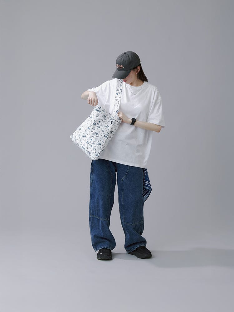BT21 SHORT SLEEVE T-SHIRTS SEOUL EDITION ver.2 (WHITE) : t-shirt blanc officiel, porté par un mannequin, style K-pop LINE FRIENDS