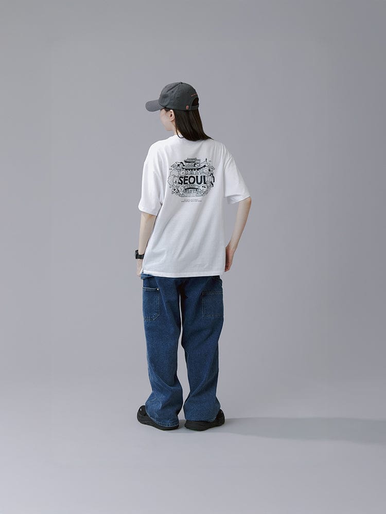 BT21 SHORT SLEEVE T-SHIRTS SEOUL EDITION ver.2 (WHITE) LINE FRIENDS : tee blanc BTS, imprimé dos “Seoul”, porté en studio
