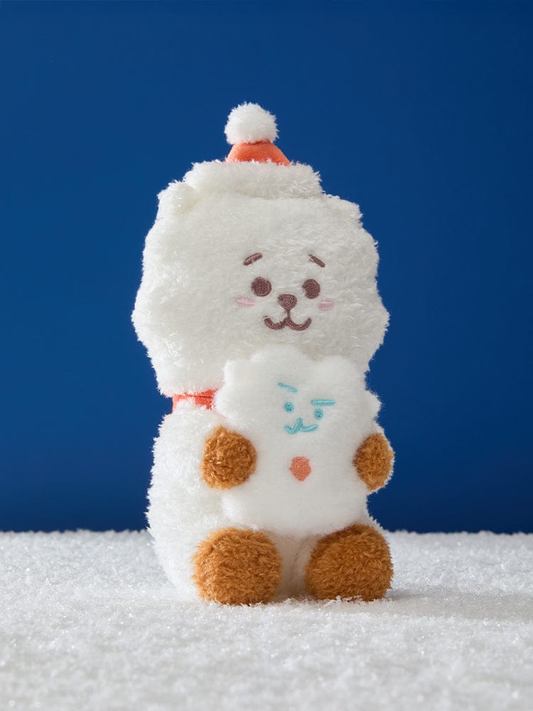 BT21 SNOWMAN PLUSH de LINE FRIENDS : peluche bonhomme de neige blanc sur fond bleu, personnage BTS en décor.