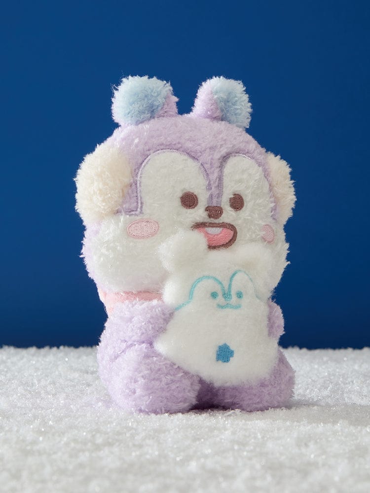 BT21 SNOWMAN PLUSH LINE FRIENDS : peluche officielle du personnage BT21 sur neige, décor chambre, fond bleu