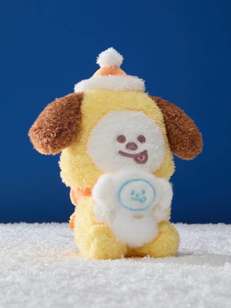 BT21 SNOWMAN PLUSH de LINE FRIENDS : peluche bonhomme de neige BTS, sur décor neigeux bleu, look officiel.