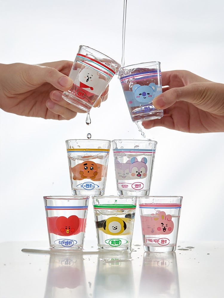 BT21 SOJU SHOT GLASS SOUVENIR officiel LINE FRIENDS : mains tenant des verres shots colorés BT21, fond blanc.