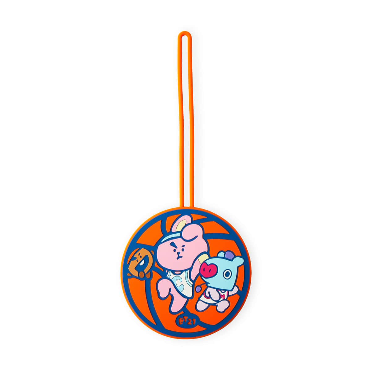 BT21 SPORTS CLUB LUGGAGE TAG BASKETBALL, marque BT21 x LINE FRIENDS, étiquette ronde orange avec personnages, pour valise
