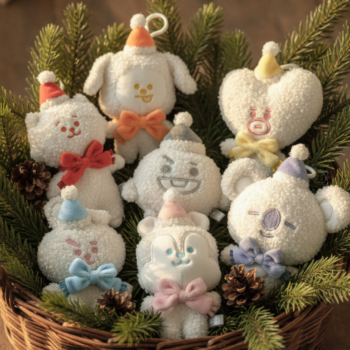 BT21 Snowman Doll Keychain en peluche, marque BT21, dans un décor de Noël avec sapin et boules de neige