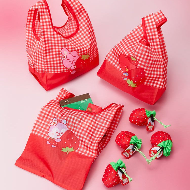BT21 Strawberry Party Pouch Market Bag, la marque BT21, pochettes fraises à carreaux rouges sur fond rose.