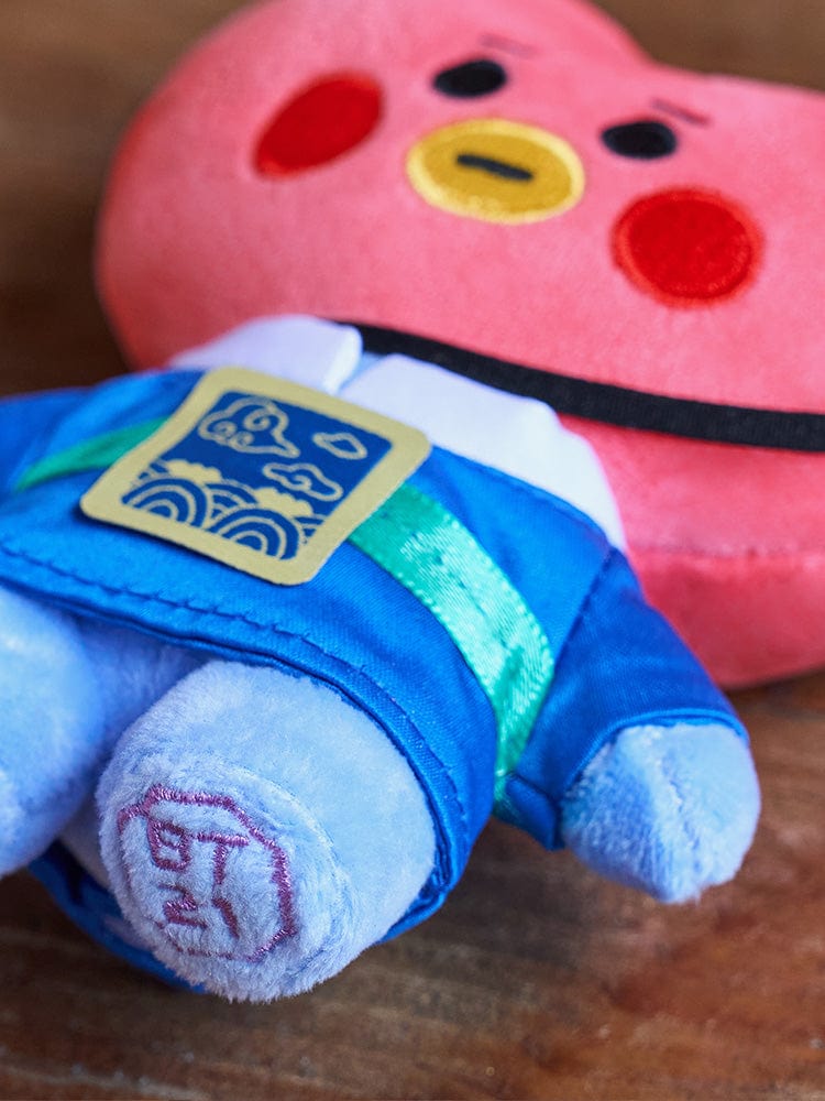 BT21 TATA BABY PLUSH DOLL K-EDITION 2 : peluche officielle V BTS, TATA et détail du tissu sur fond marron.