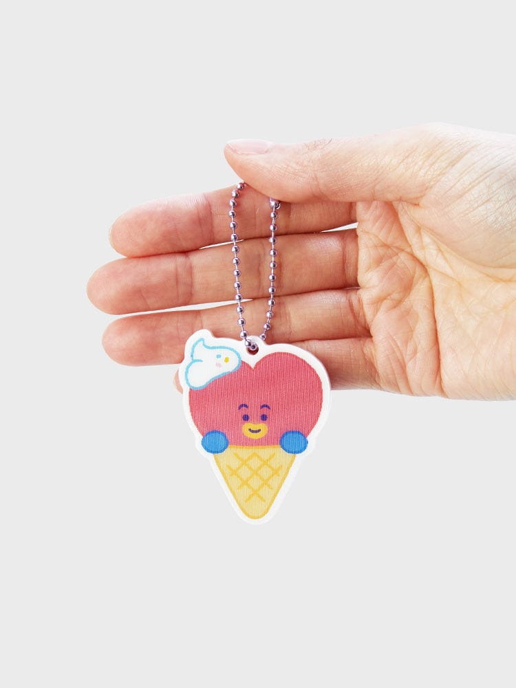 BT21 TATA LENTICULAR 3D KEYRING ON THE CLOUD EDITION : porte-clés TATA sur chaîne, main tenant, fond clair LINE FRIENDS