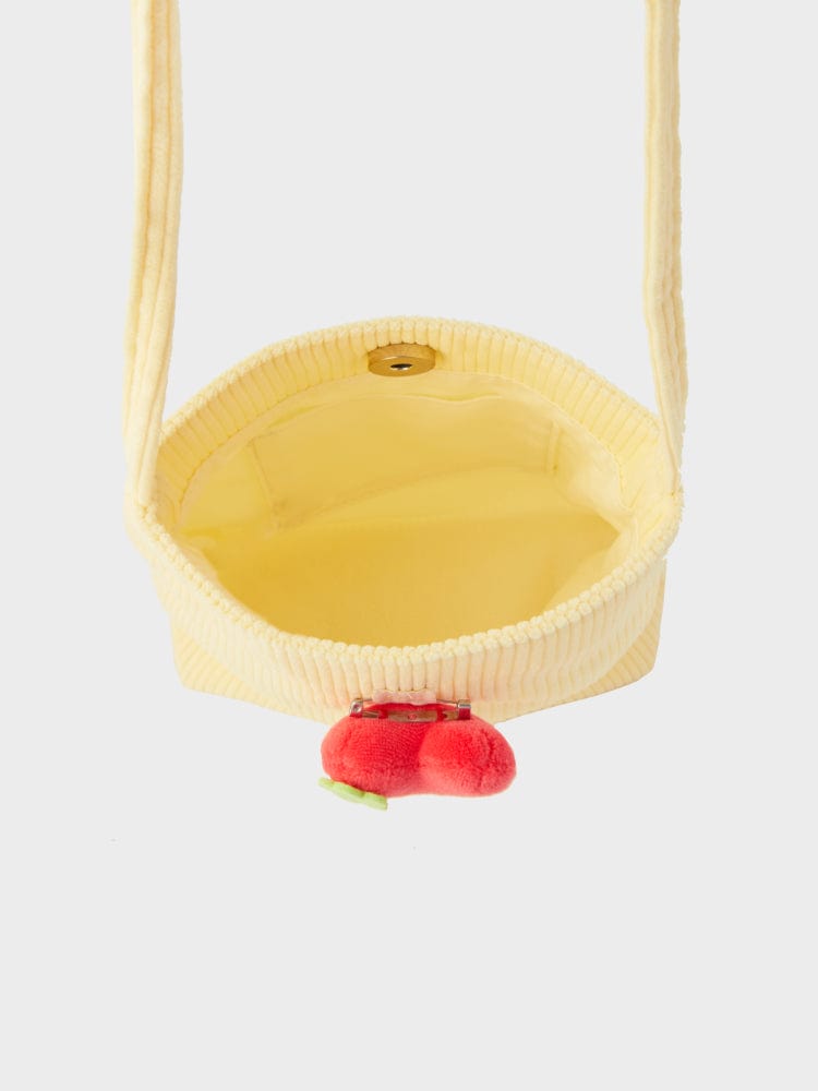 BT21 TATA MINI CORDUROY CROSSBODY BAG SPRING DAYS, sac mini corduroy jaune avec figurine, fond studio, licence LINE FRIENDS.