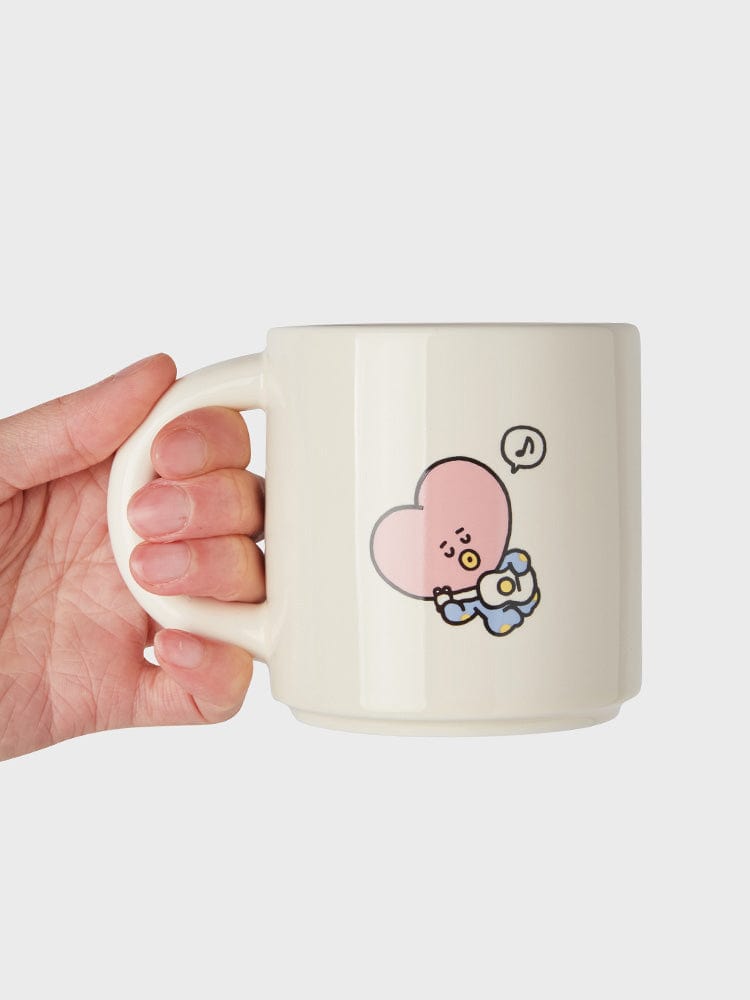 BT21 TATA MUG CUP (12 OZ) NEW BASIC EDITION LINE FRIENDS : mug blanc kawaii avec TATA, main tenant la tasse.