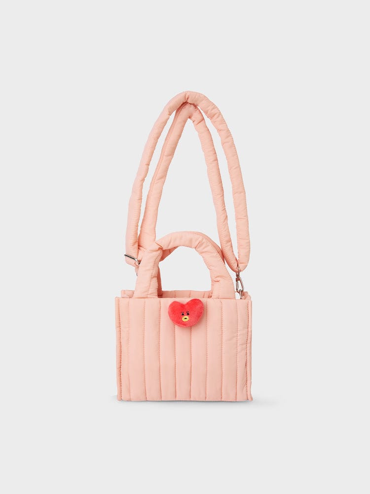 BT21 TATA QUILTED BAG WITH FACE PLUSH BADGE WINTER EDITION, sac rose matelassé avec badge peluche TATA, fond clair.