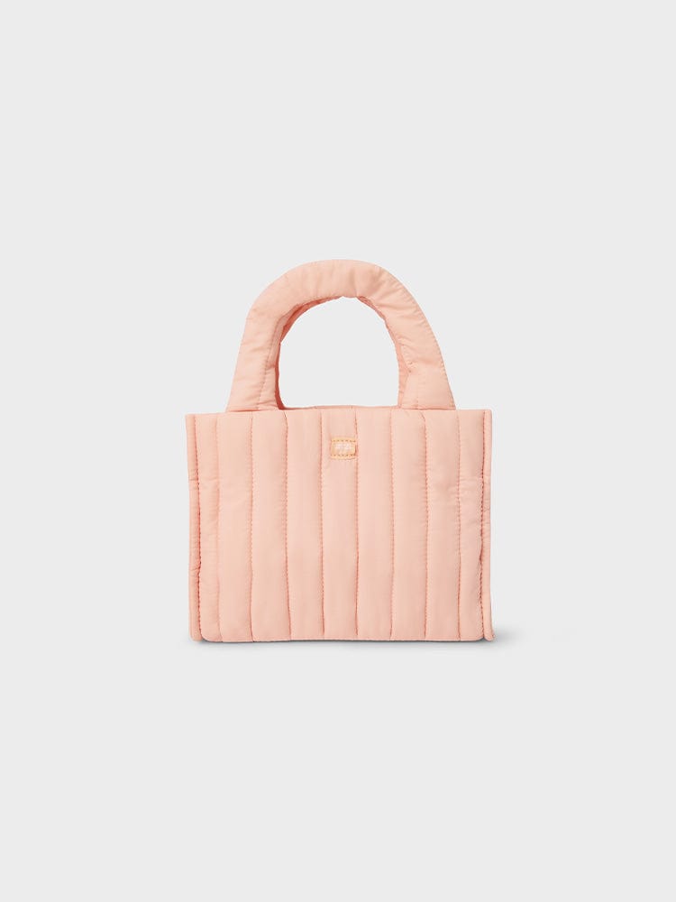 BT21 TATA QUILTED BAG WITH FACE PLUSH BADGE WINTER EDITION : sac matelassé rose avec badge TATA, sur fond blanc, décor hiver