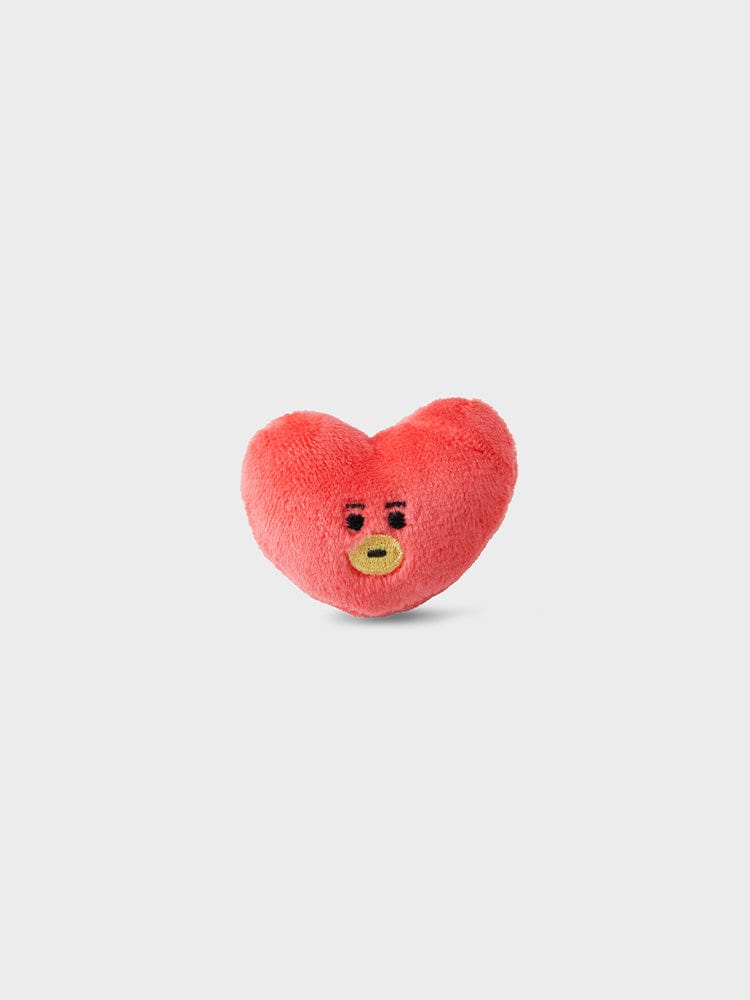 BT21 TATA QUILTED BAG WITH FACE PLUSH BADGE WINTER EDITION : peluche TATA en forme de cœur rouge sur fond clair.