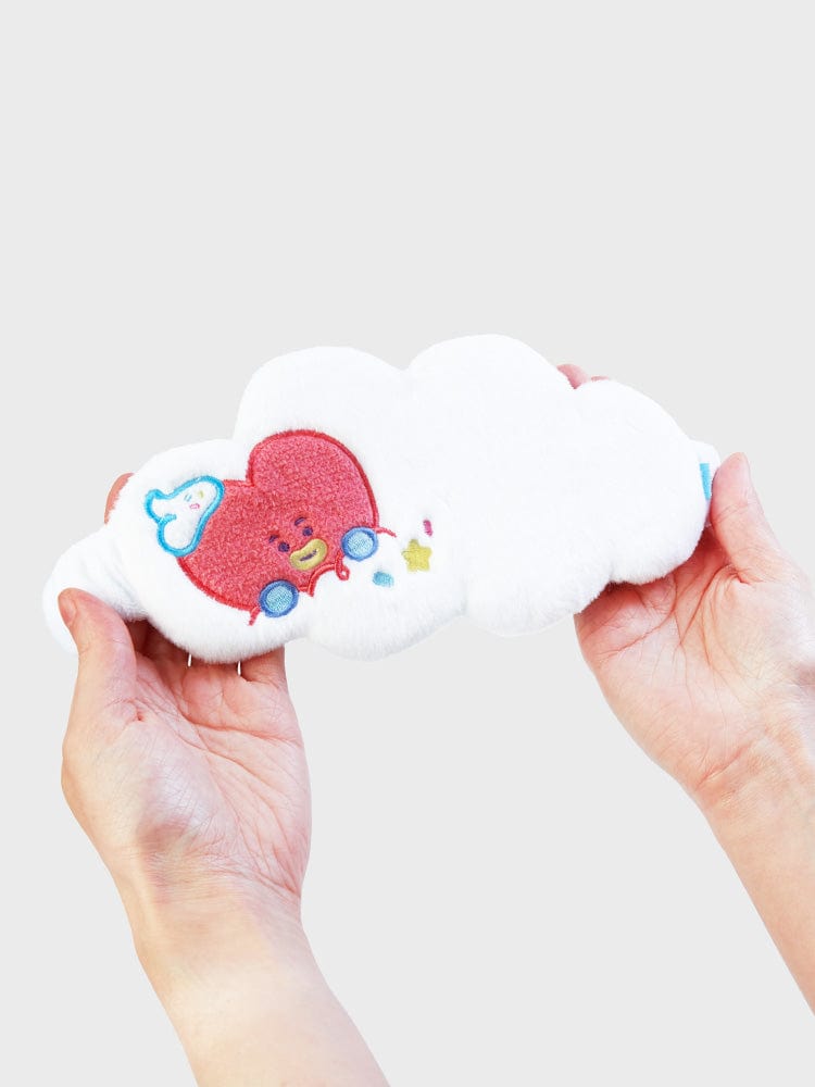 BT21 TATA SLEEP SHADE ON THE CLOUD EDITION, coussin nuage blanc kawaii officiel LINE FRIENDS, mains tenant le produit.