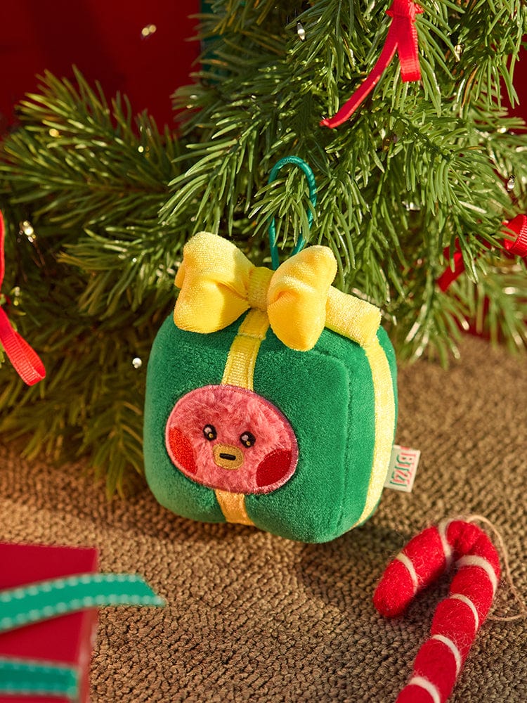 BT21 TATA mini minini ORNAMENT PLUSH KEYRING PETITE HOLIDAY, porte-clés en peluche BT21 près d’un sapin décoré