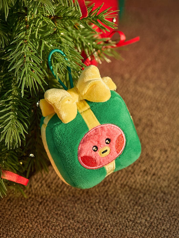 BT21 TATA mini minini ORNAMENT PLUSH KEYRING PETITE HOLIDAY : porte-clés en peluche près d’un sapin décoré, V de BTS.