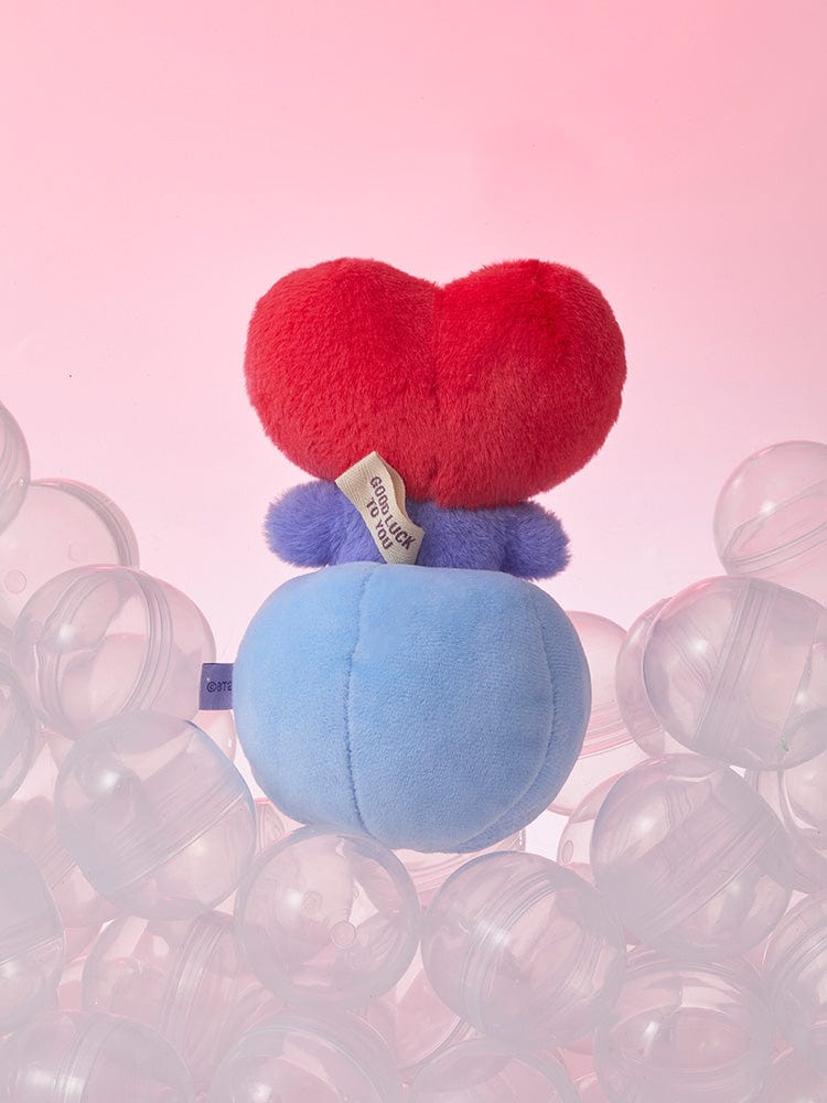 BT21 TATA minini PLUSH LUCKY GATCHA peluche douce TATA V de BTS, tête cœur rouge et corps bleu sur fond rose.