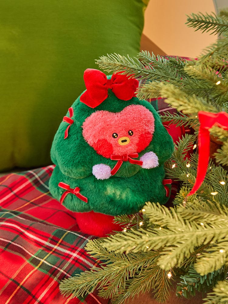 BT21 TATA minini TREE PLUSH PETITE HOLIDAY, peluche de la marque BT21 près d’un sapin décoré, ambiance vacances.