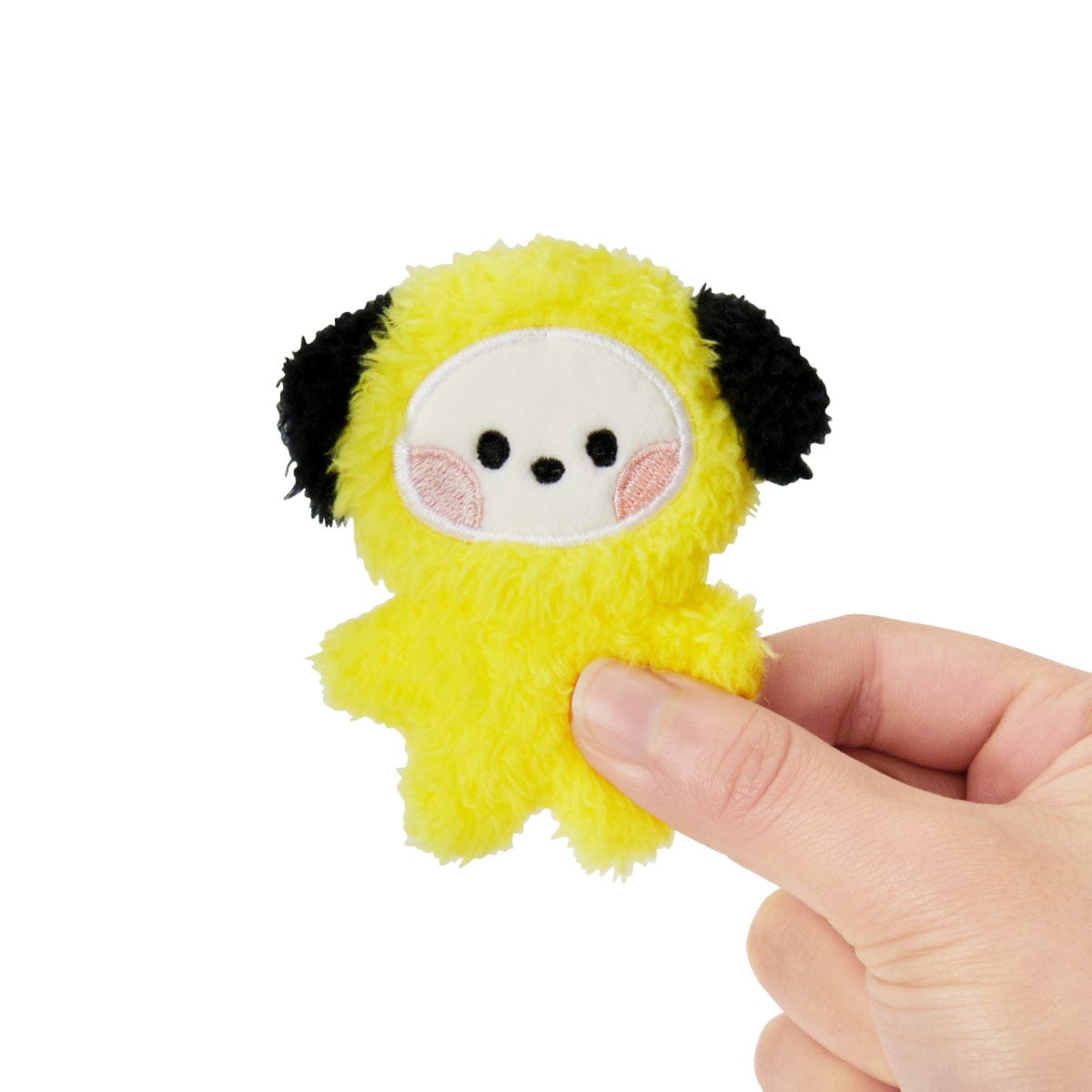 BT21 mini minini CHIMMY DOLL : peluche CHIMMY jaune mignonne, main tenant, fond clair, collection BT21.
