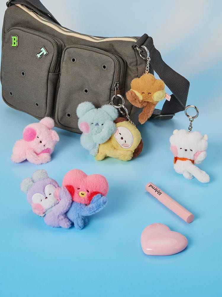 BT21 mini minini MAGNET PLUSH KEYRING HUG ME, porte-clés plush LINE FRIENDS, personnages mini sur fond bleu ciel, BTS