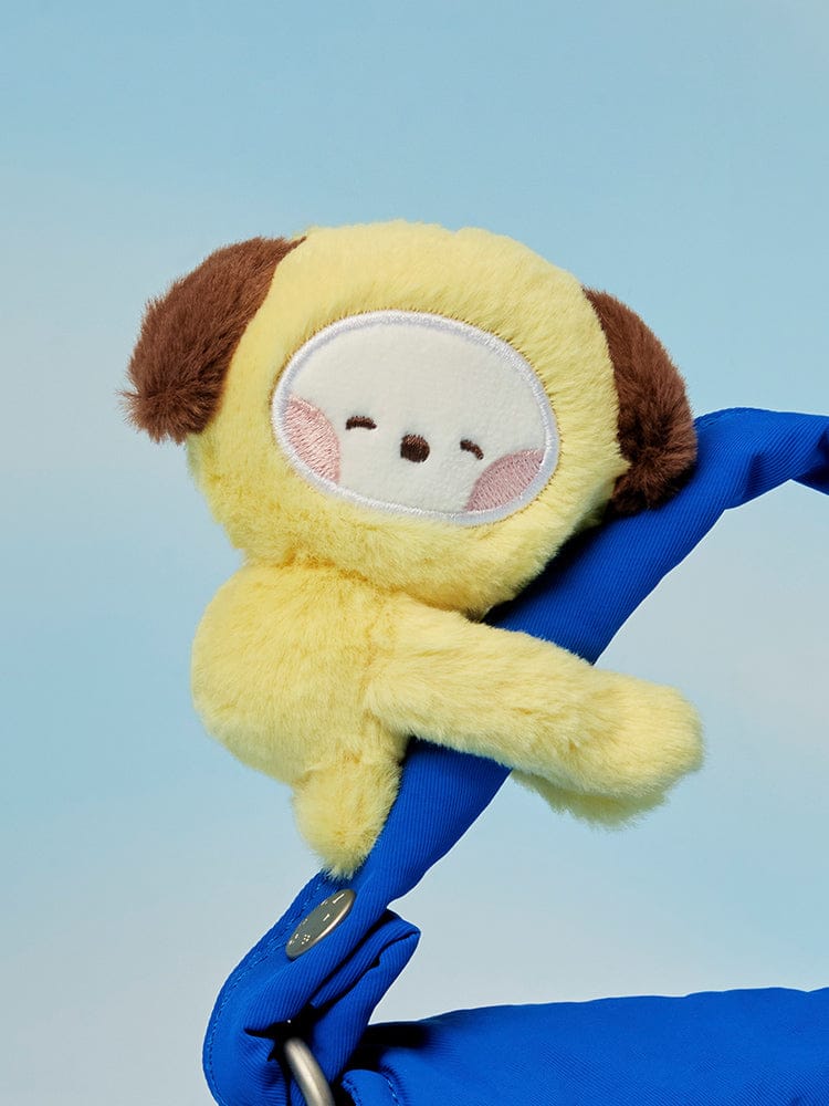 BT21 mini minini MAGNET PLUSH KEYRING HUG ME, porte-clés peluche LINE FRIENDS BT21 sur fond bleu ciel.