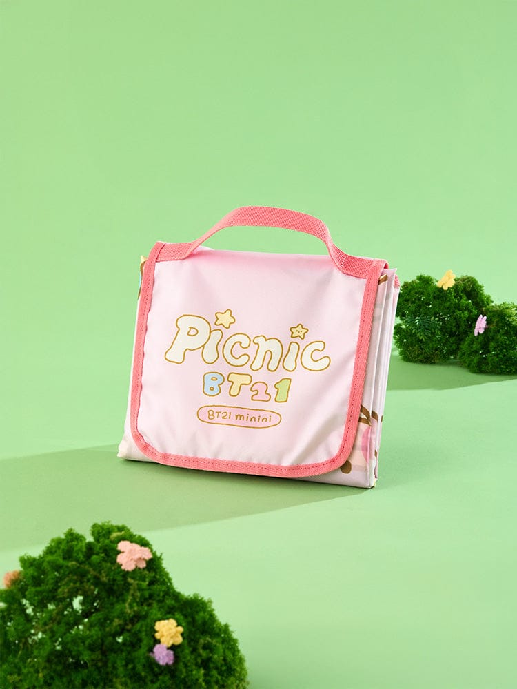 BT21 mini minini PICNIC MAT PICNIC MATE : sac pique-nique rose et transparent sur fond vert, accessoire voyage officiel LINE FRIENDS.