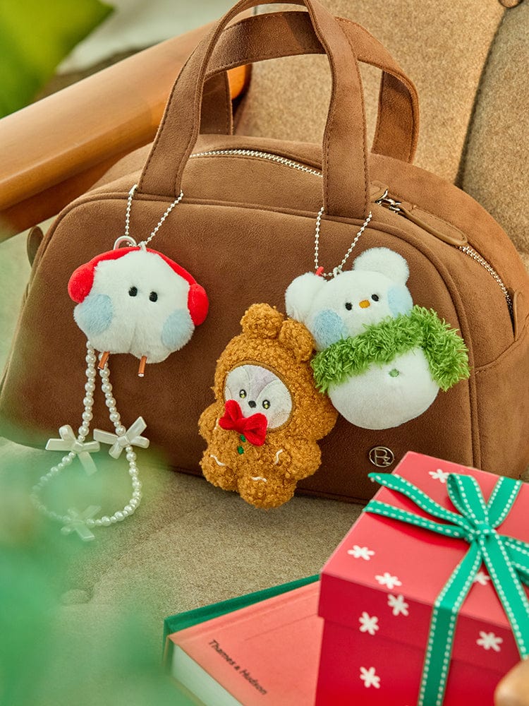 BT21 mini minini RANDOM SNOWMAN PLUSH KEYRING PETITE HOLIDAY, porte-clés en peluche sur sac beige, ambiance Noël.