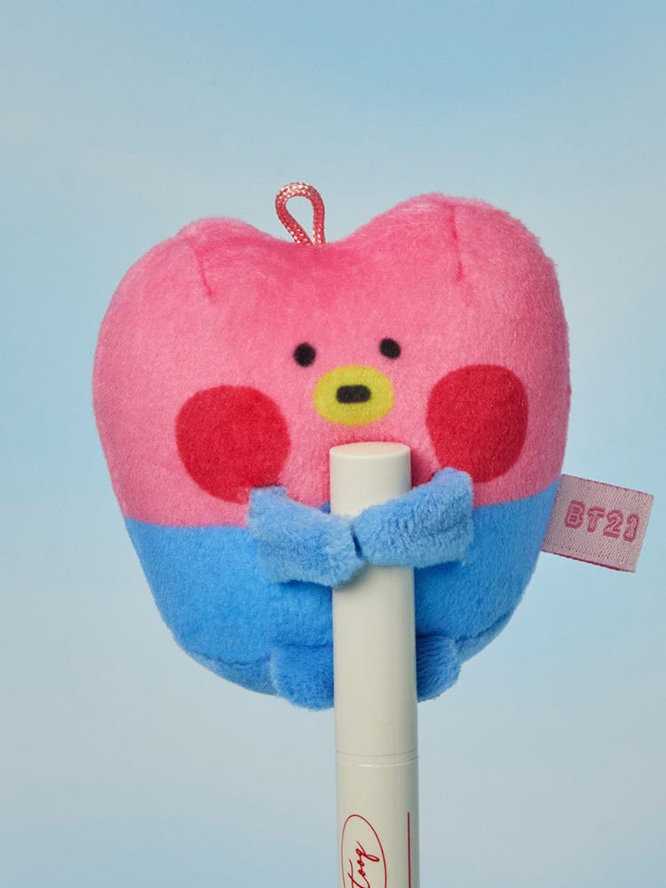 BT21 mini minini TINY POCKET PLUSH HUG ME, peluche cœur rose et bleue, marque BT21, câlin sur fond bleu ciel.