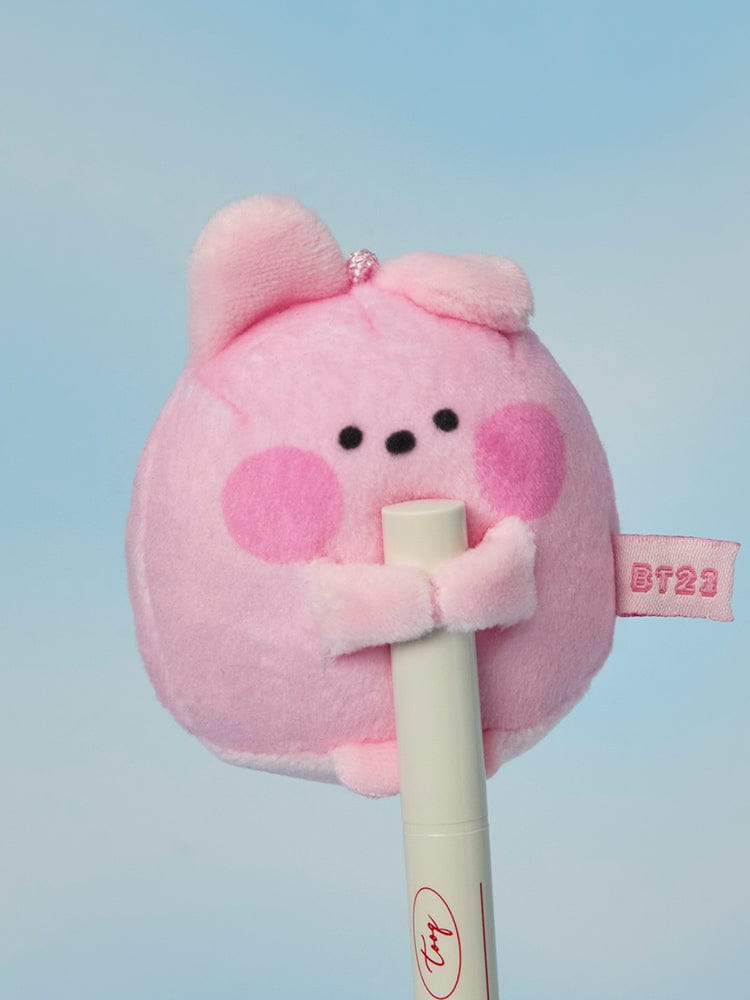 BT21 mini minini TINY POCKET PLUSH HUG ME, peluche rose MININI LINE FRIENDS, serrée et décorative sur fond bleu clair.