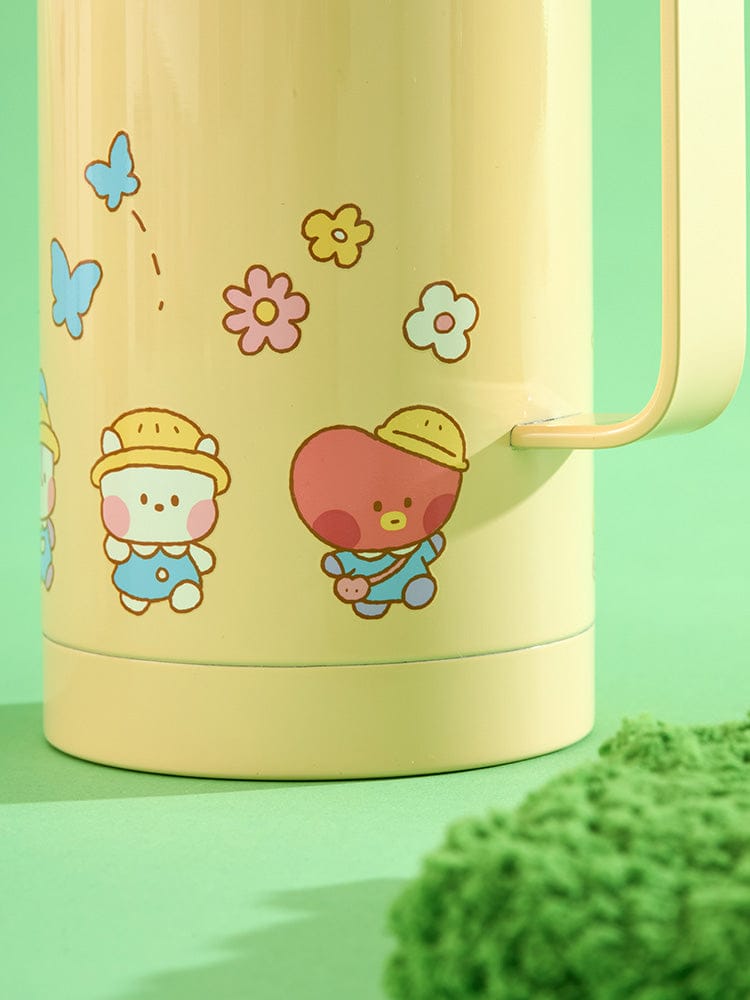 BT21 mini minini TUMBLER (19 OZ) PICNIC MATE LINE FRIENDS, vue rapprochée, motif kawaii BT21 sur table pique-nique.