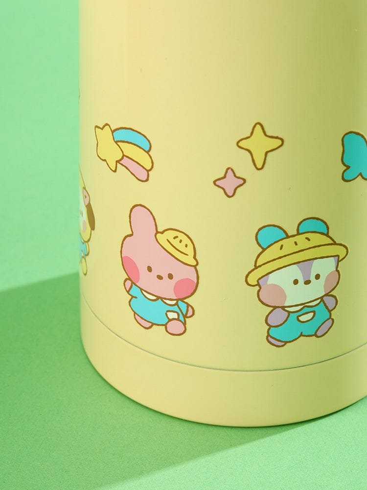 BT21 mini minini TUMBLER (19 OZ) PICNIC MATE de LINE FRIENDS, vue rapprochée sur le motif kawaii sur un fond vert.