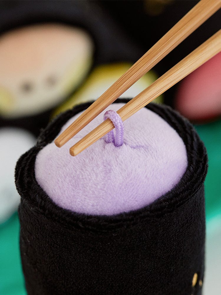 BT21 minini GIMBAP PLUSH SET BUNSIK de marque BT21/LINE FRIENDS, peluche gimbap avec baguettes, décor chambre