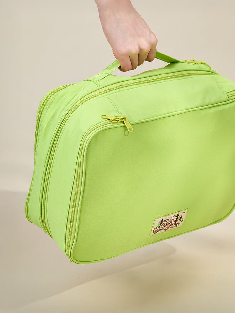 BT21 minini TRAVEL POUCH EXPLORER LINE FRIENDS, pochette verte minimaliste avec personnage BT21, tenue à la main