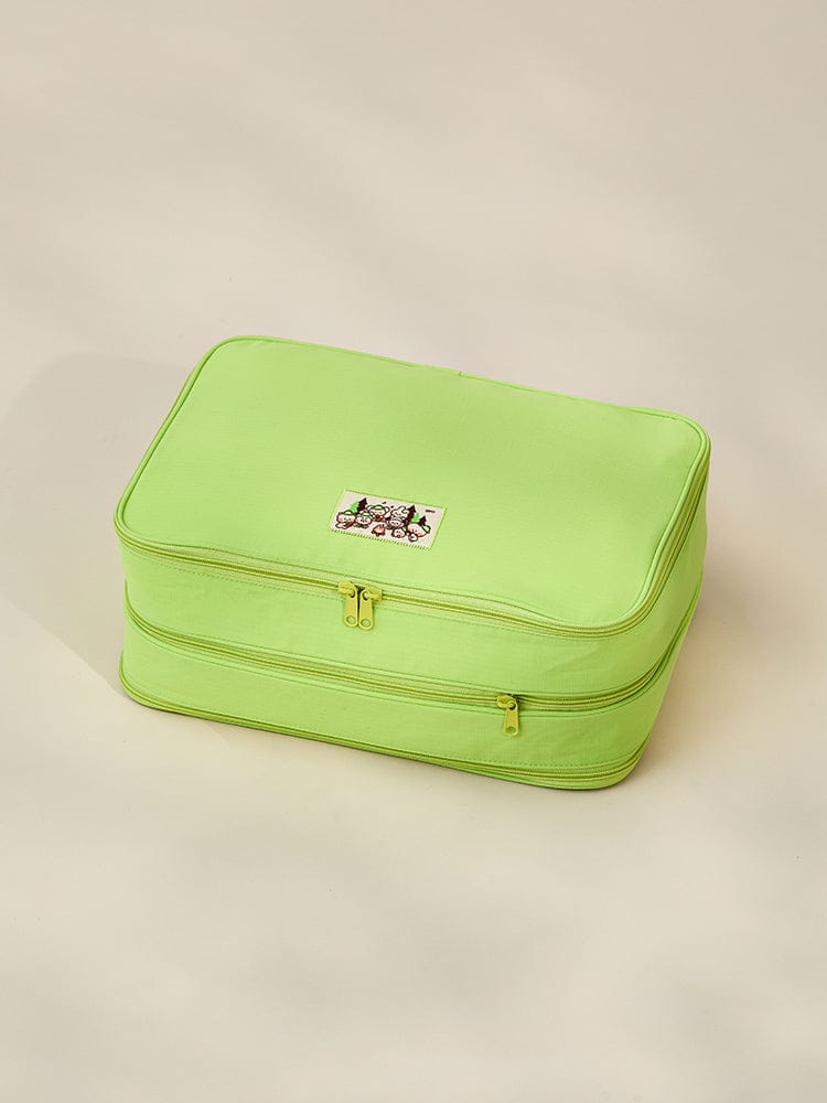 BT21 minini TRAVEL POUCH EXPLORER, pochette de voyage verte LINE FRIENDS avec personnages BT21, fond beige.