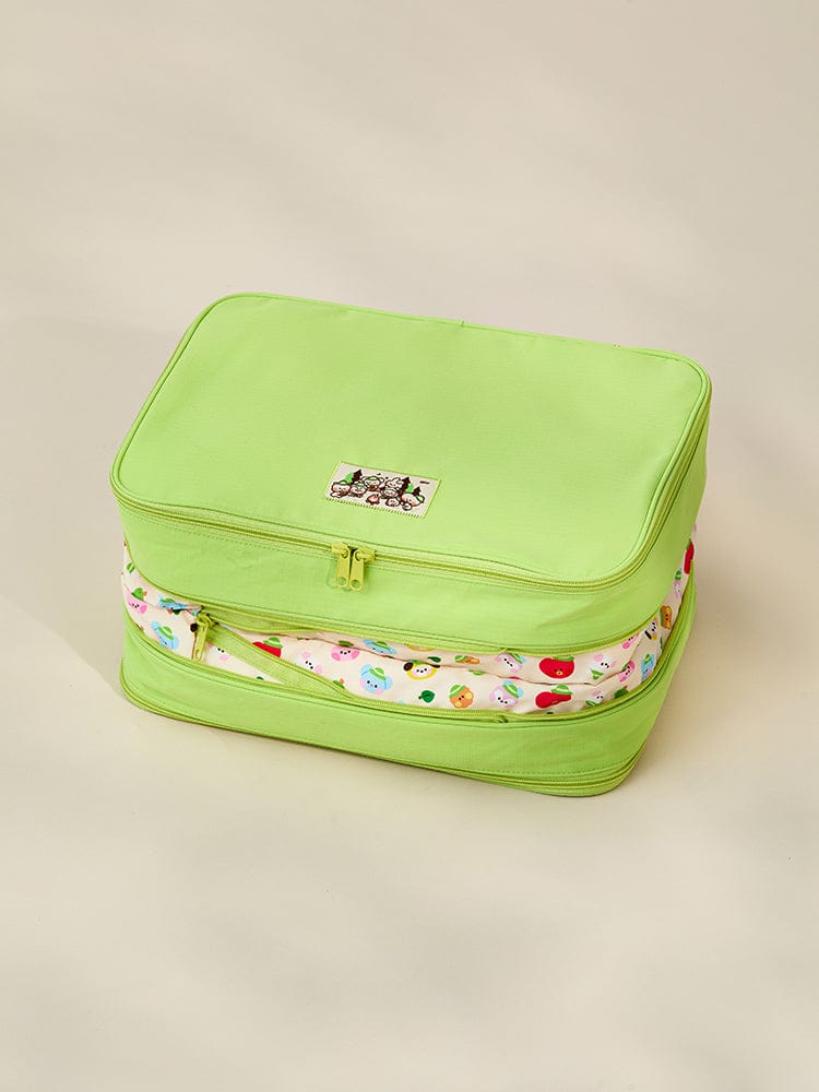BT21 minini TRAVEL POUCH EXPLORER de LINE FRIENDS : pochette verte avec pochettes imprimées, style voyage sur fond clair.