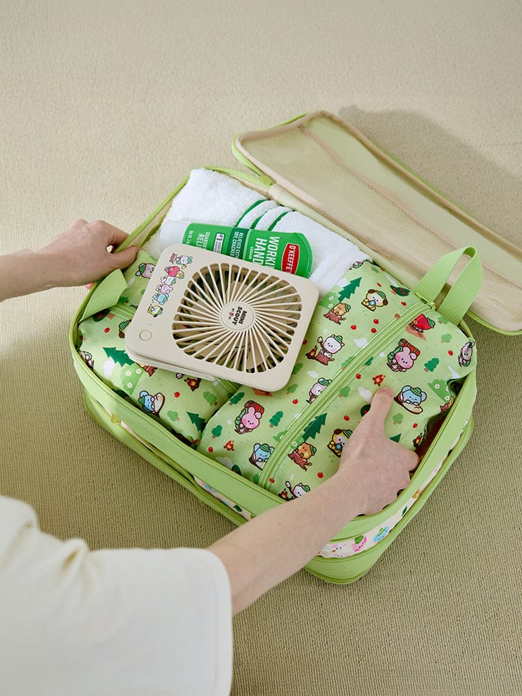 BT21 minini TRAVEL POUCH EXPLORER LINE FRIENDS : pochette de voyage verte ouverte, ventilateur et affaires à l’intérieur, mains.
