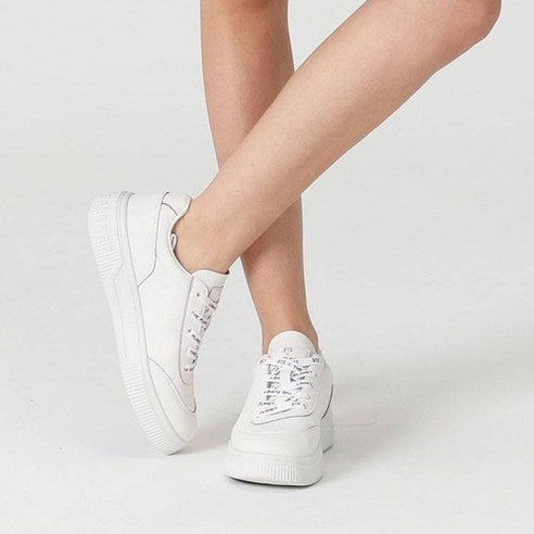 Décris l'image en français : BTS x The Planet Oneil Shoes - White (HSBTS012-100), chaussures blanches sur fond clair, marque BTS