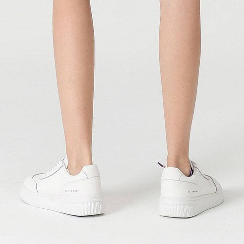 BTS x The Planet Oneil Shoes - White (HSBTS012-100) : chaussures blanches Uniqlo/O’Neill, vues de dos sur fond clair.